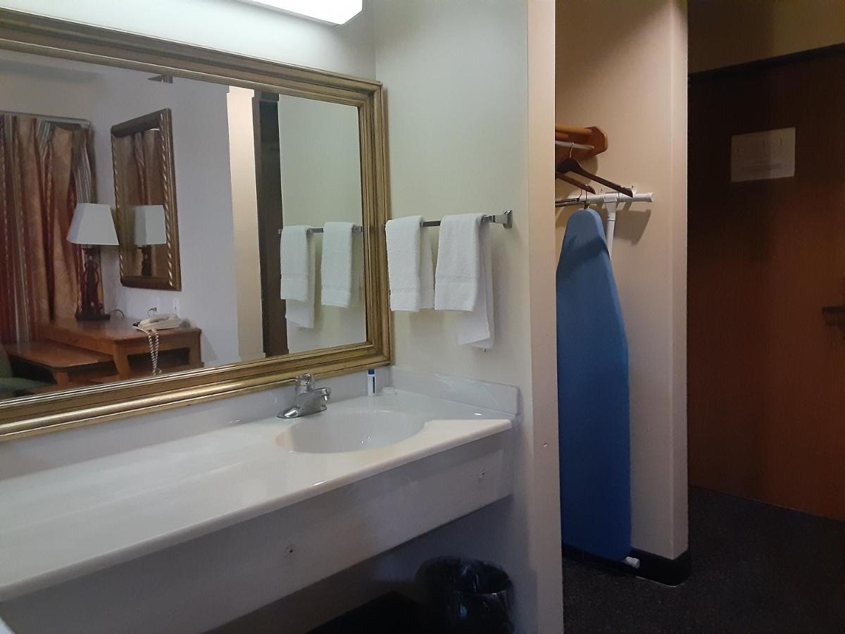 American Inn And Suites Ionia Экстерьер фото