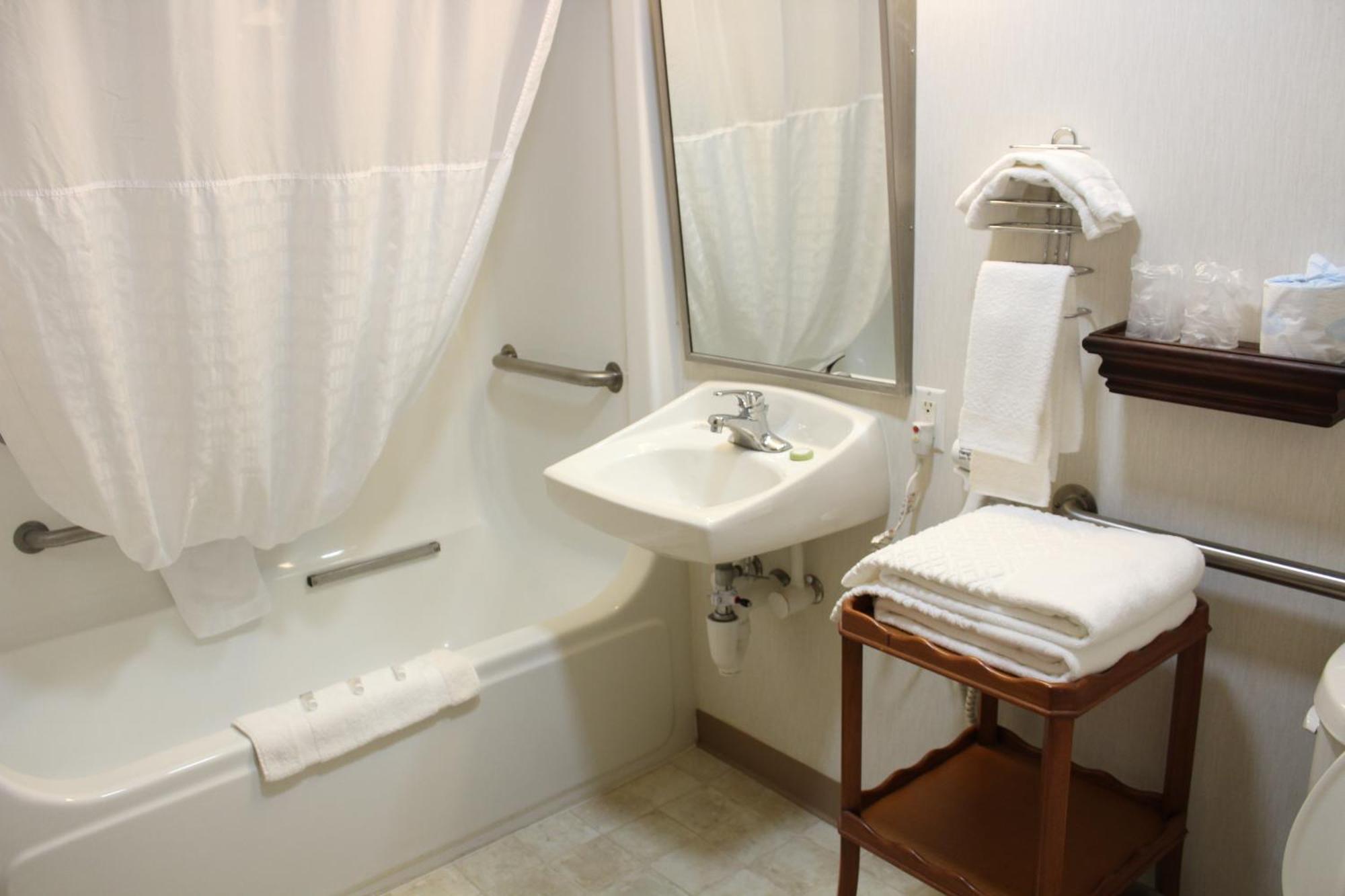 American Inn And Suites Ionia Экстерьер фото